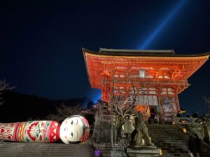 東山花灯路は22年が最後 話題の巨大こけしとおすすめルートを紹介 京都はんなりずむ
